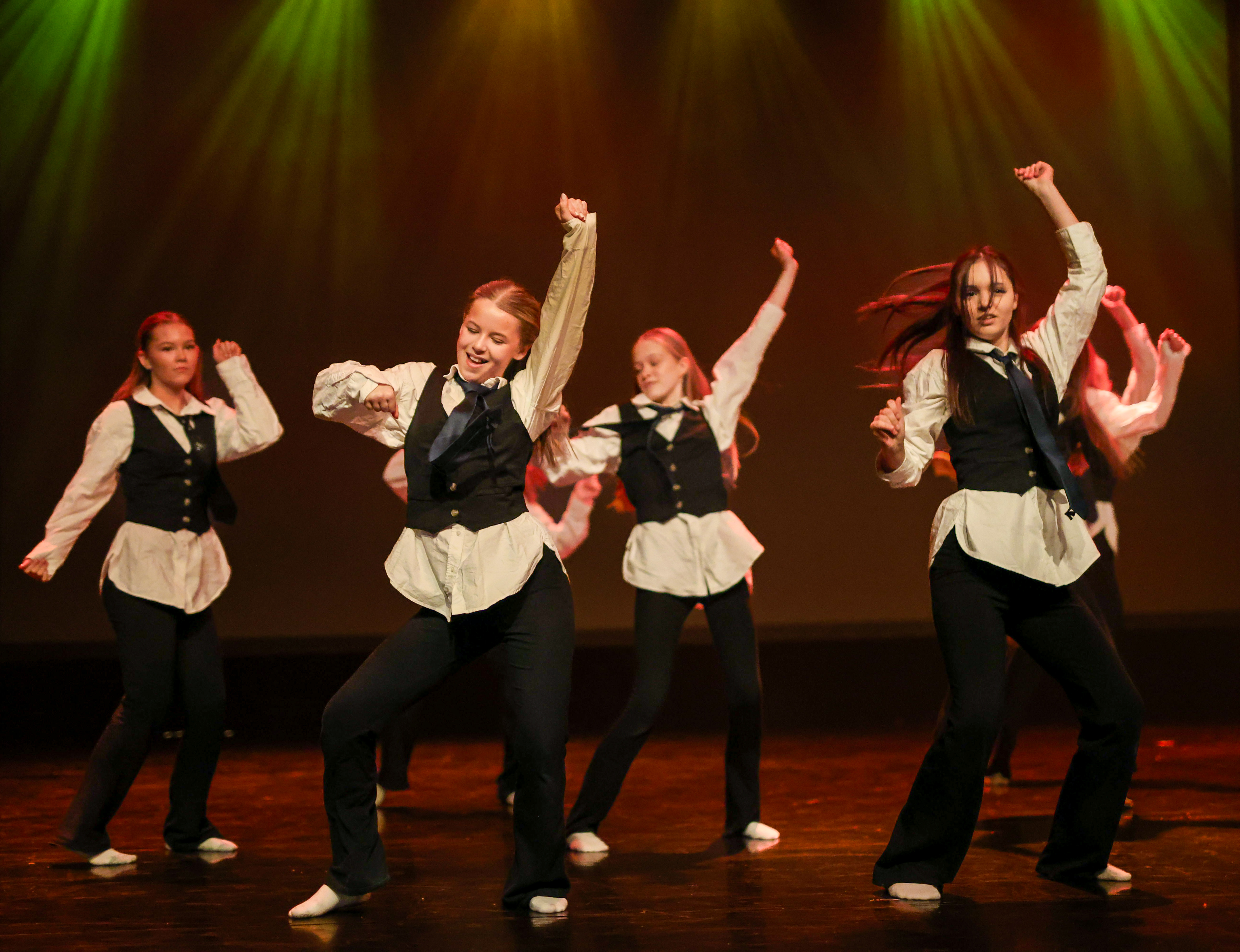 Commercial 6 klasse + / Ungdom — Commercial hos Catchy Dansestudio